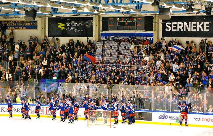 Spelarna i IK Oskarshamn tackar supportrarna efter en vinst mot Frölunda