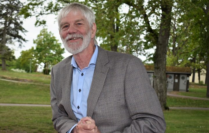 Ingemar Lennartsson (KD) pratar på en pressträff i stadsparken i Oskarshamn