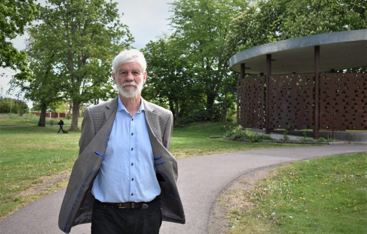 Ingemar Lennartsson (KD) på en promenad i stadsparken i Oskarshamn