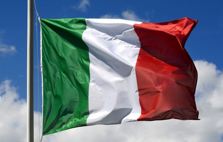 Italiens flagga mot bakgrund av en himmel