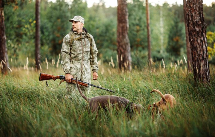 Man som jagar med hund