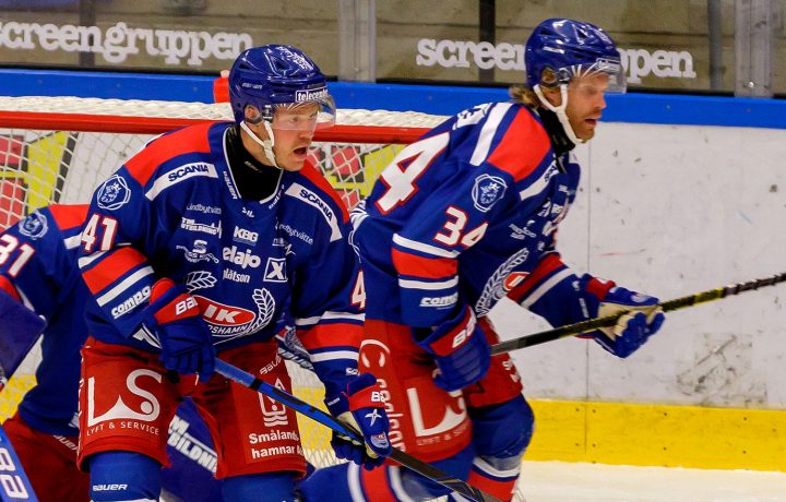 Johan Johnsson och Philip Samuelsson i IK Oskarshamn med Tim Juel i bakgrunden