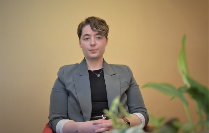 Johanna Wyckman (L), regionråd, pratar på en pressträff