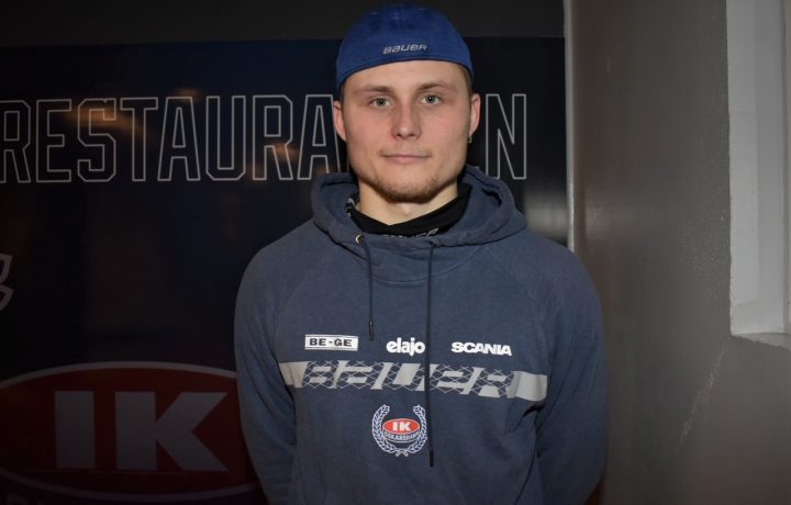 Närbild på hockeyspelaren John Dahlström, IK Oskarshamn, har keps på sig, tittar in i kameran.