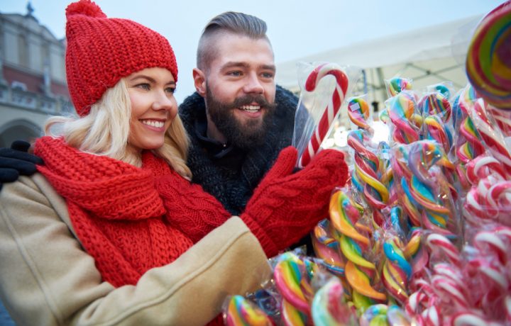 Ett par som studerar julgodis för upphängning i gran