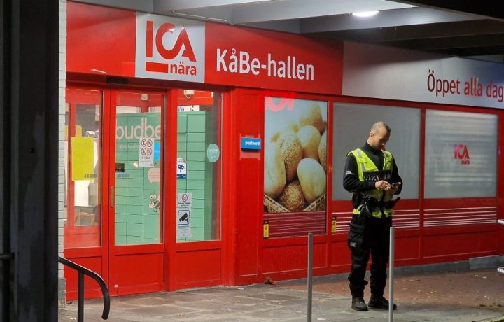 Polis på plats i Kristineberg i Oskarshamn efter ett rånförsök mot en Ica-butik