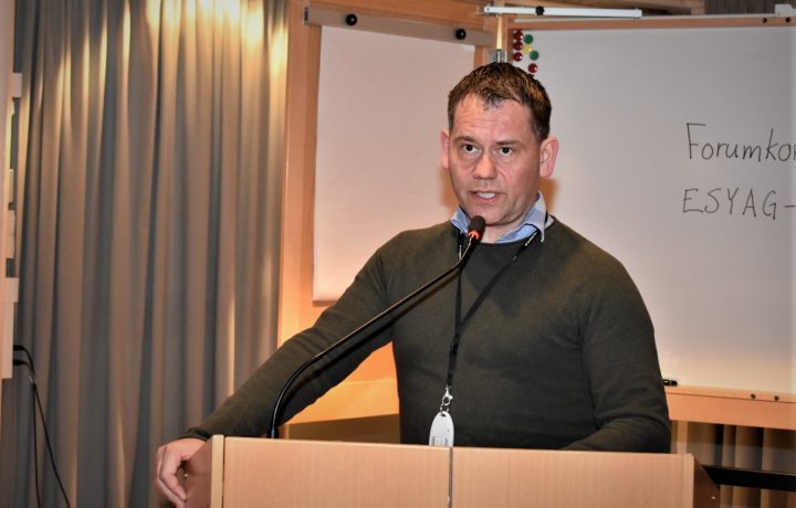 Mathias Karlsson (L), oppositionsråd i Oskarshamn, talar på ett fullmäktigemöte