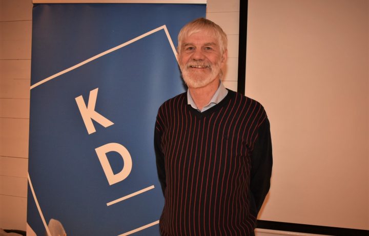 Ingemar Lennartsson (KD) tittar in i kameran och skrattar