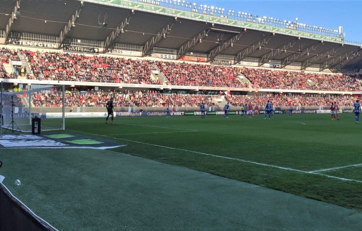 Välfyllda läktare på Guldfågeln Arena.