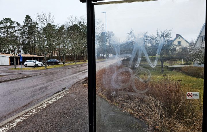 Klotter på en busskur på Karlsborgsvägen i Oskarshamn