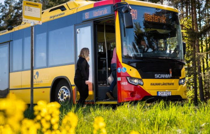 Kvinna stiger på buss