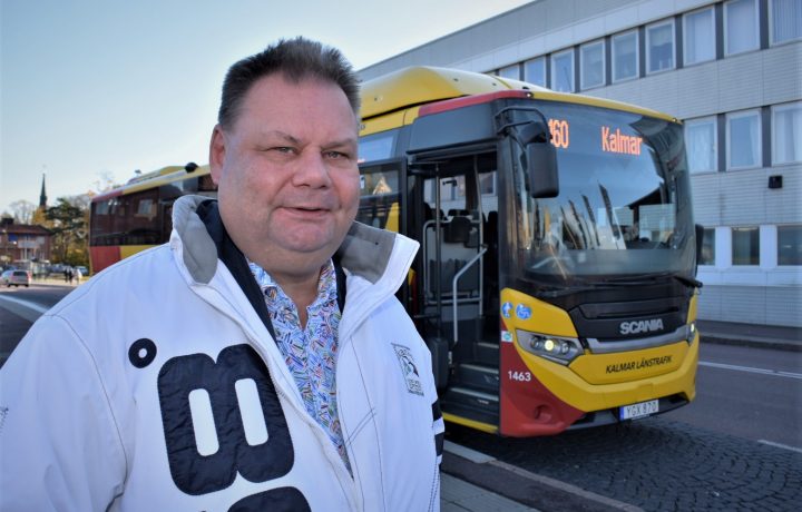 Peter Wretlund (S), regionråd med KLT-buss i bakgrunden