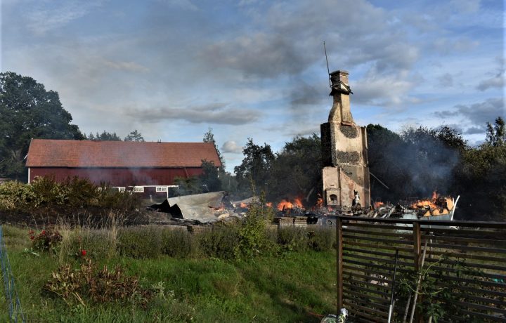 En villa i Sjöbro, utanför Kristdala, brann ner till grunden söndagen den 15 augusti 2021. Foto: Peter A Rosén