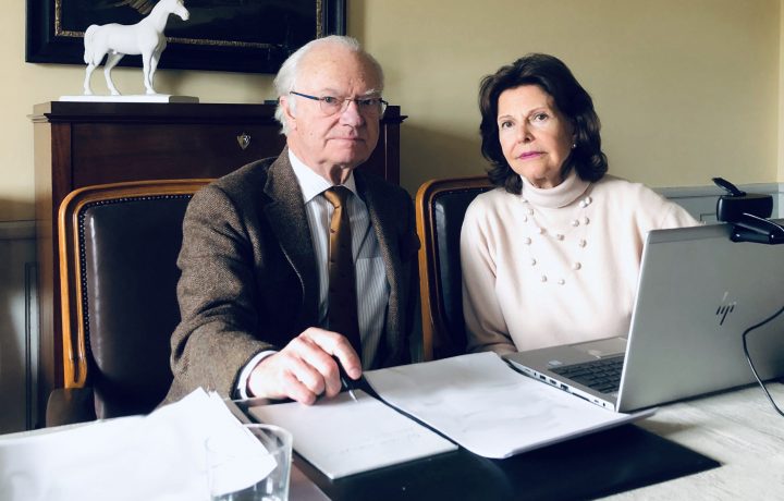 Kungen och Drottningen befinner sig sedan en tid tillbaka på Stenhammars slott i Södermanland. Via videolänk höll Kungaparet och Kronprinsessparet i dag ett sammanträde med hovets tjänstemän för att med anledning av coronaviruset omplanera kommande aktiviteter och program.