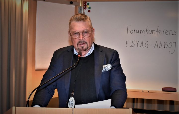 Leif Axelsson (SD) talar på ett fullmäktigemöte i Oskarshamn