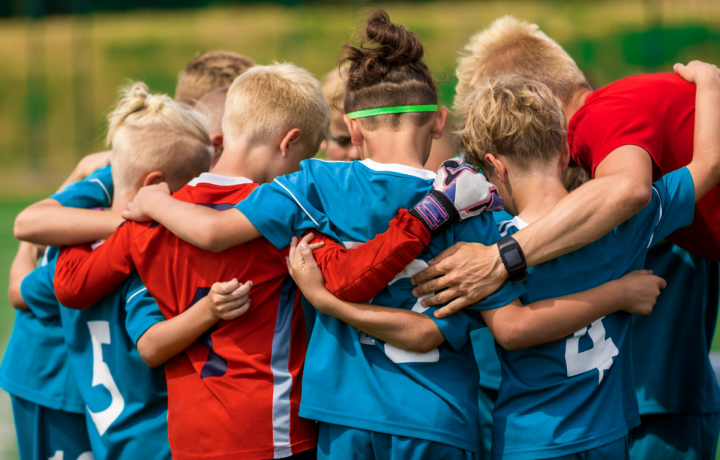 Ungdomar samlas i ring inför match