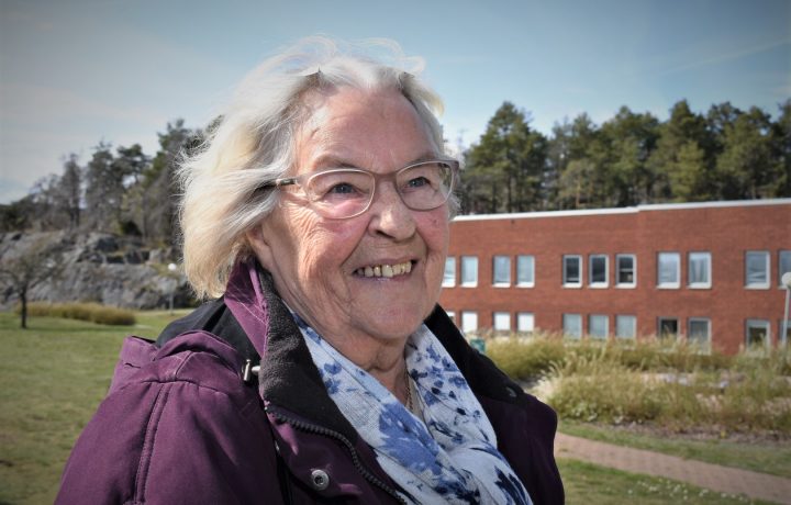 Lisbeth Lindberg (L) pratar på en pressträff