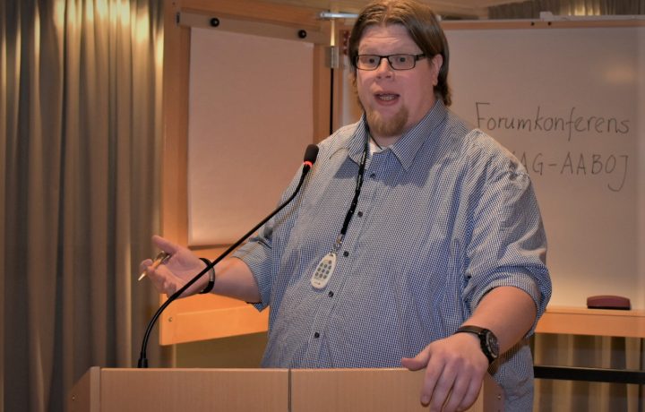 Magnus Larsson (C) talar på ett fullmäktigemöte i Oskarshamn