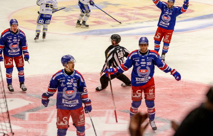 IK Oskarshamn jublar efter ett mål mot Leksand