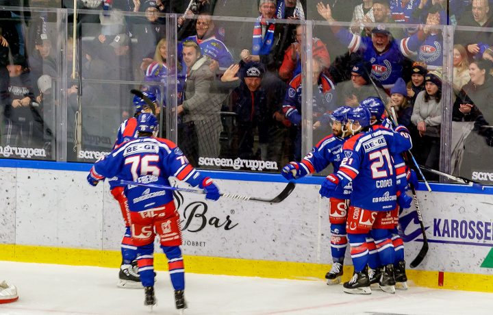 IK Oskarshamn jublar efter att ha gjort mål mot Rögle BK i SM-kvartsfinalen 2022