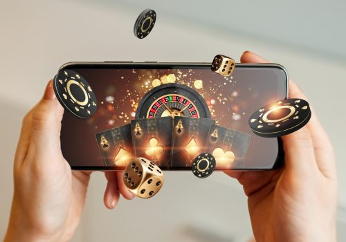 Man spelar casinospel i mobilen