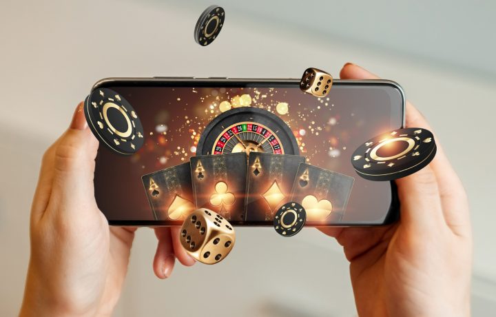 Man spelar casinospel i mobilen