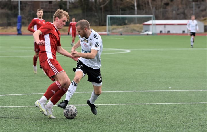 Matchsekvens, Måns Söderqvist i Oskarshamns AIK med bollen i match mot Lindome GIF