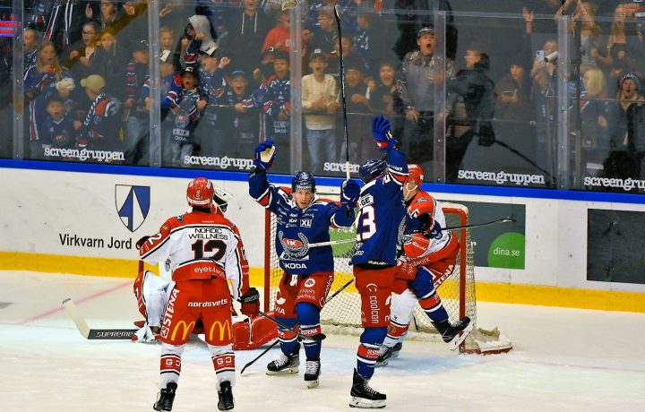 Myles Powell och Blaine Byron jublar efter att IK Oskarshamns Blaine Byron gjort mål mot Frölunda