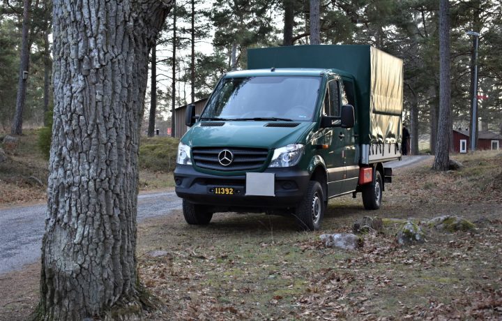 Militärfordon står parkerat i Gunnarsö stugby i Oskarshamn.