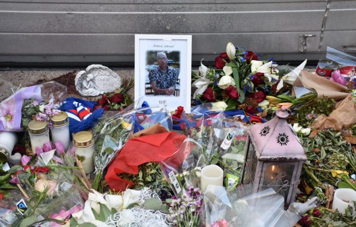 Blommor, fotografi, ljus och marschaller på platsen där Ulf Sandberg mördades i Oskarshamn