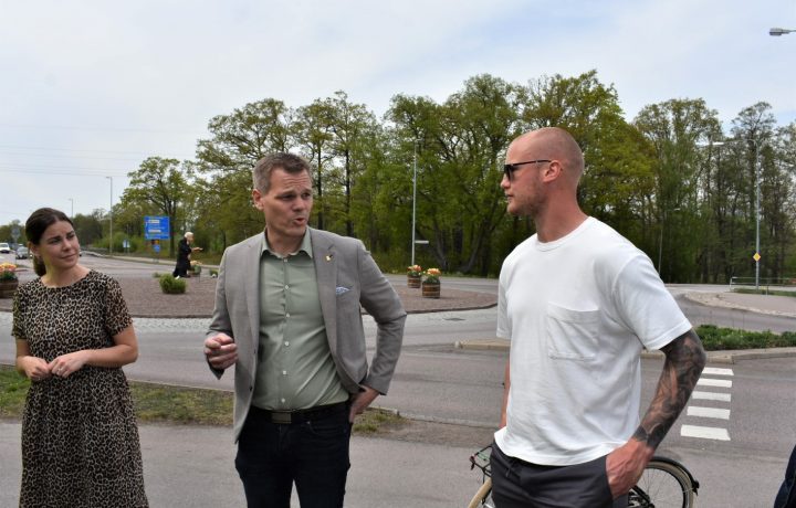 Maria Ihse, kommunikationschef i Oskarshamns kommun, och Andreas Erlandsson (S), kommunstyrelsens ordförande i Oskarshamn, pratar på en pressträff tillsammans med IK Oskarshamns lagkapten Jonas Engström.