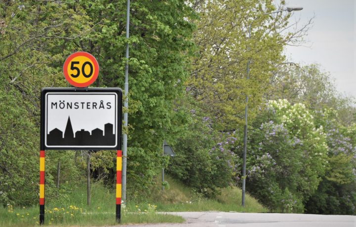 Ortsskylt i Mönsterås