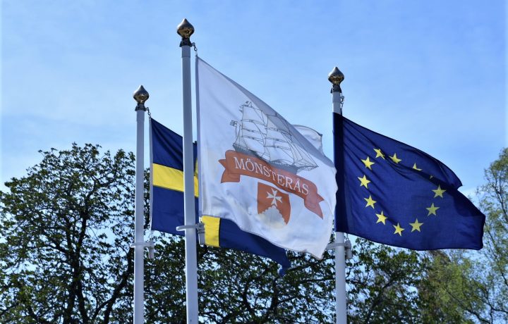 Mönsterås kommunflagga tillsammans med den svenska flaggan och EU-flaggan