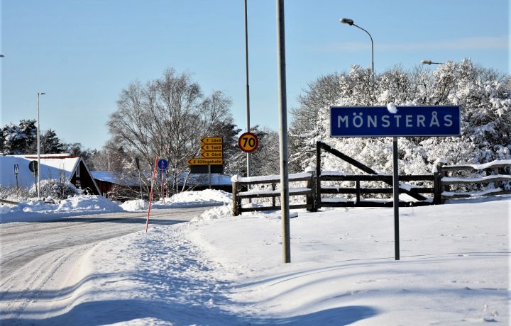 Vägskylt Mönsterås med snö