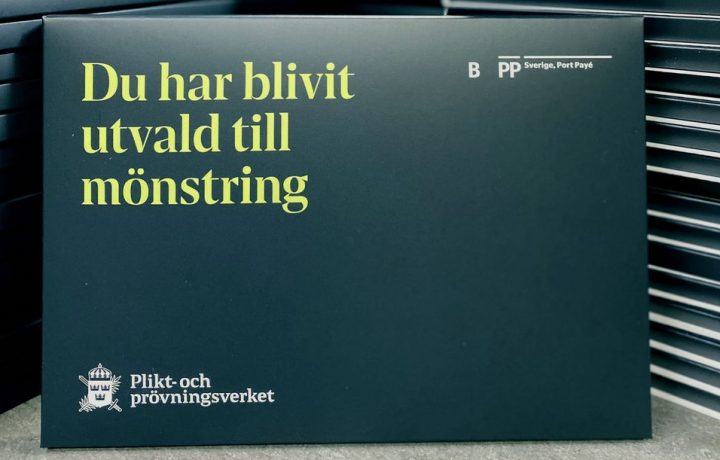 Grönt kuvert med texten "Du har blivit utvald till mönstring"