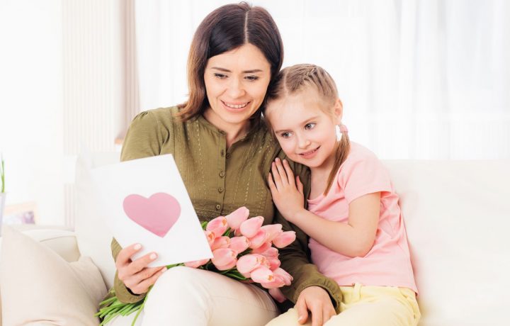 Dotter uppvaktar mamma på mors dag