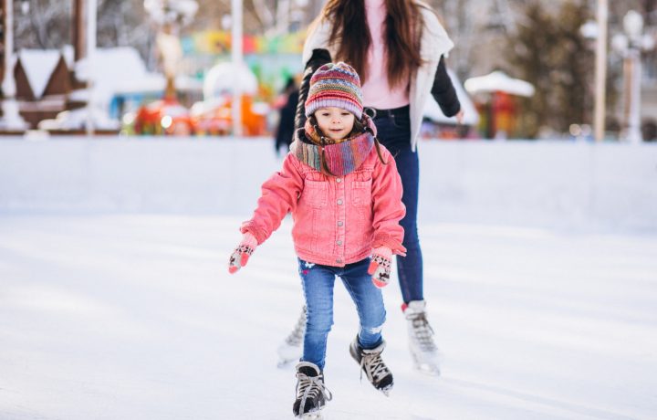 Mor och dotter åker skridskor