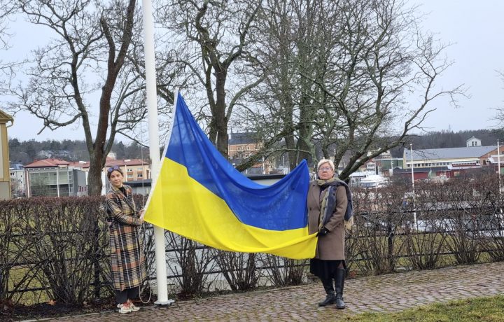 Maria Ihse och Yvonne Bergvall (S) med ukrainska flaggan