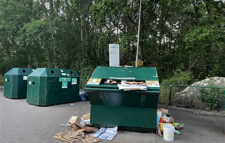 Nedskräpning vid en återvinningsstation i Kristineberg, Oskarshamn