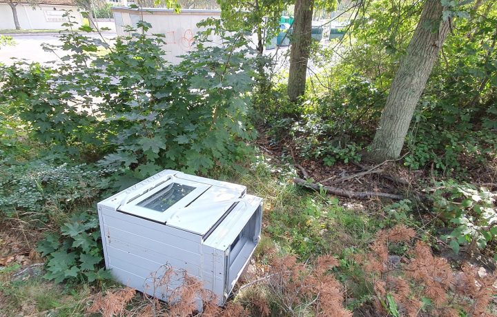 Nedskräpning vid en återvinningsstation i Oskarshamn