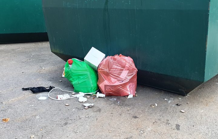 Nedskräpning på återvinningsstationen i Södertorn, Oskarshamn.