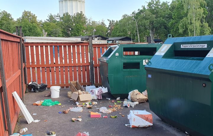 Nedskräpning på återvinningsstationen i Södertorn, Oskarshamn