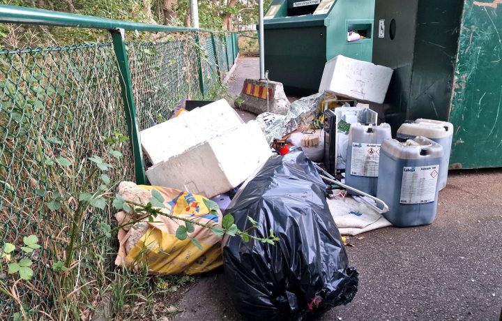 Nedskräpning vid återvinningsstation i Oskarshamn