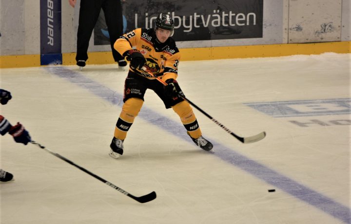 Backen Oscar Engsund passar en medspelare i Luleå Hockeys match mot IK Oskarshamn