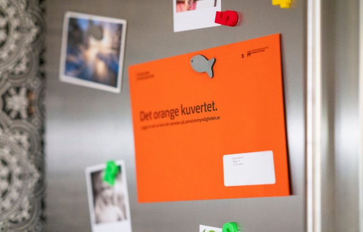 Orange kuvert på kylskåp