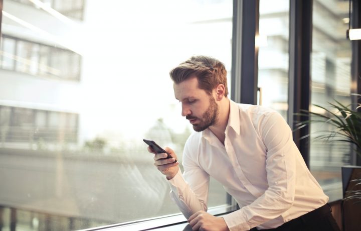 Man med mobiltelefon