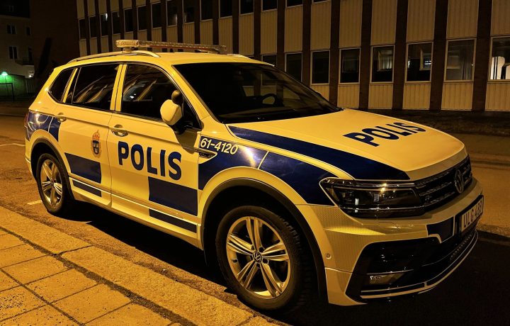 Polisbil vid polisstationen i Oskarshamn