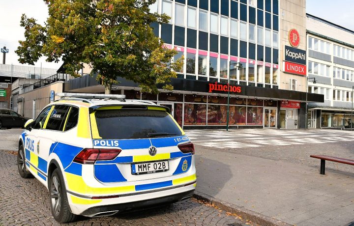 Polisbil i centrala Oskarshamn