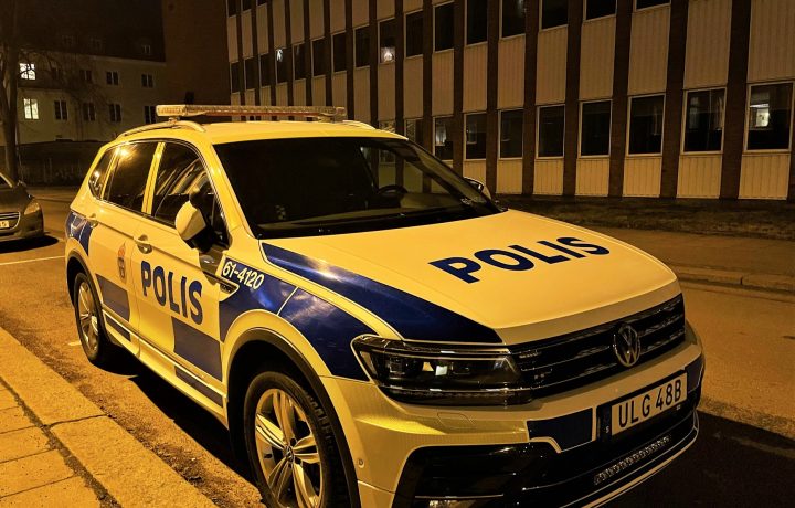 Polisbil vid polisstationen i Oskarshamn