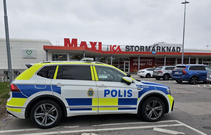 Polisbil vid Ica Maxi i Oskarshamn